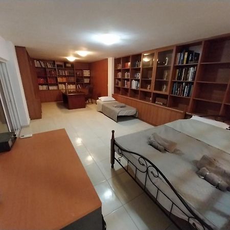 Bibliotheque Vintage Studio & Easy Garden Heraklion  Luaran gambar